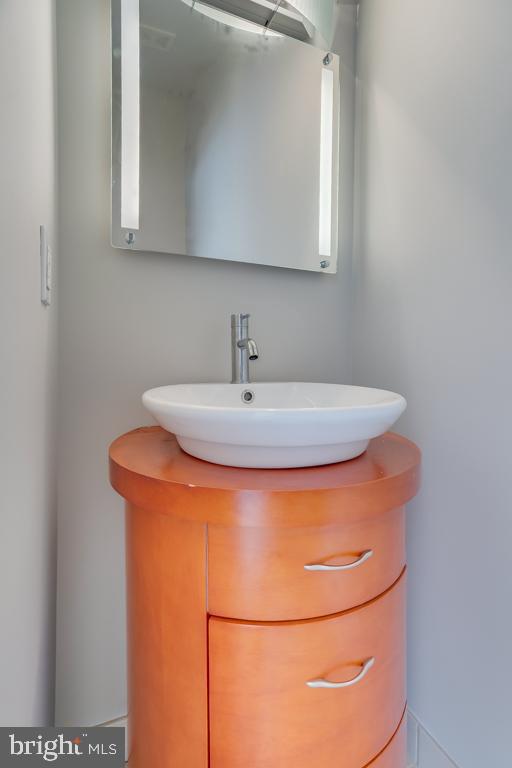 1126 Columbia Road Northwest, Unit 4 Washington, DC 20009 - Photo 33 of 44 Upper level half bathroom
