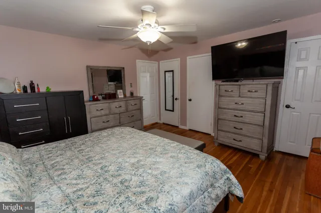 a bed room with a television and a dresser