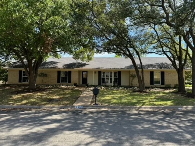 $447,000 | 8606 Gladedale Drive, Woodway, TX 76712