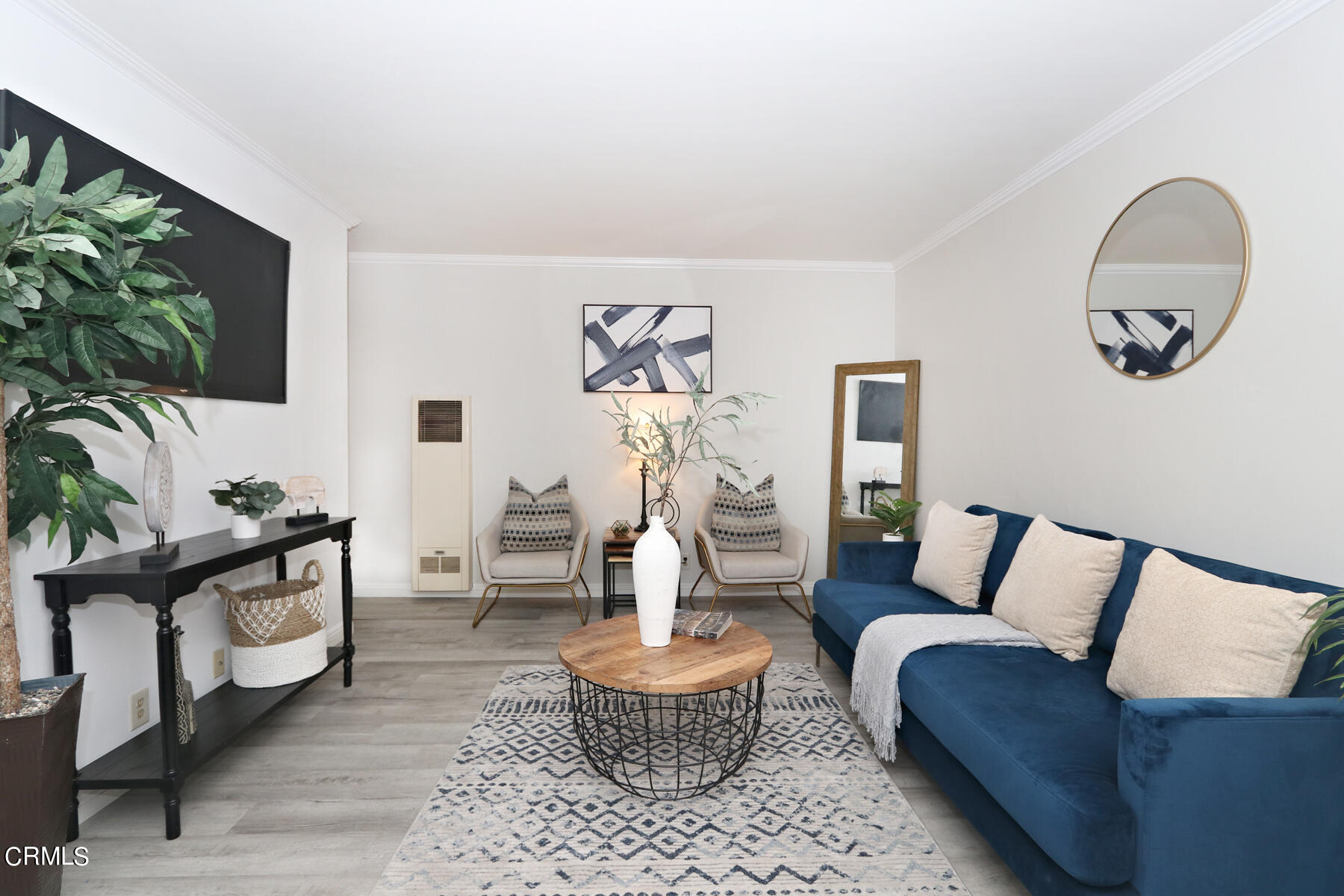 1023 East Appleton Street, Unit 5 Long Beach, CA 90802 - Photo 5 of 15 a living room with furniture and a potted plant
