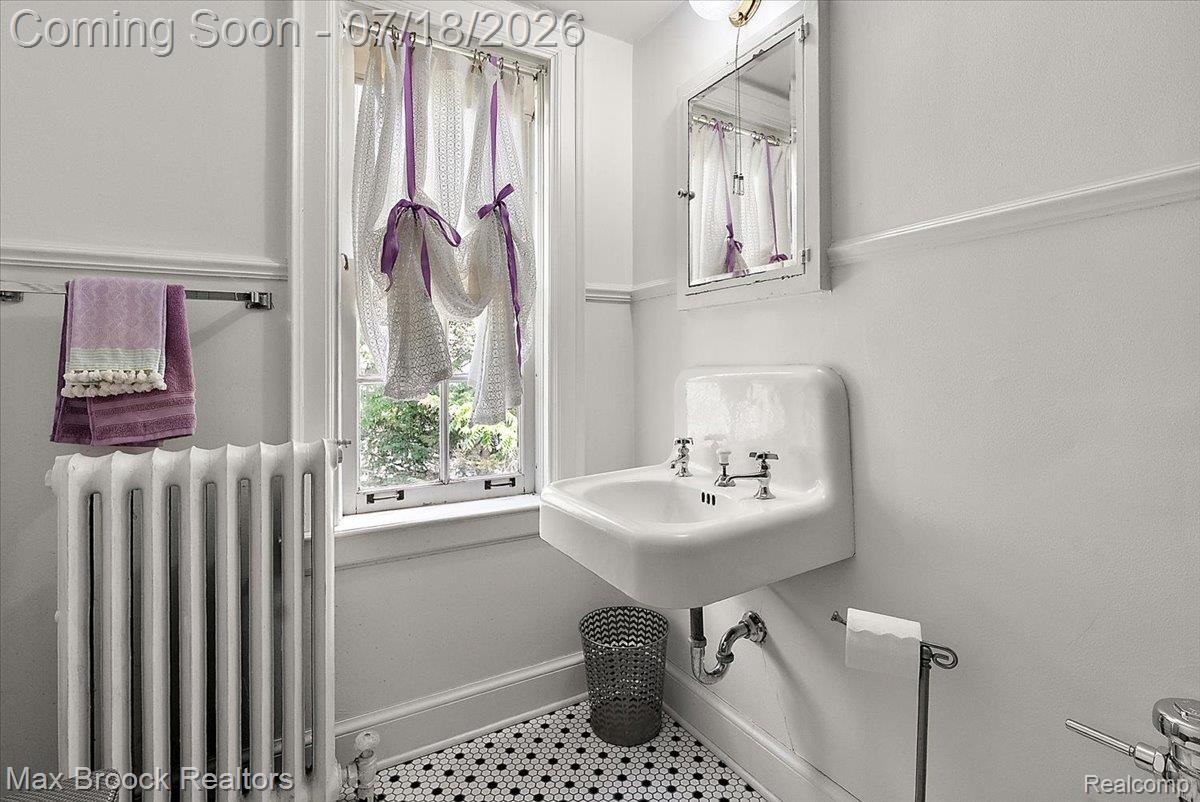 294 Lincoln Road Grosse Pointe, MI 48230 - Photo 44 of 84 3rd Floor Hall Bathroom Alternate View