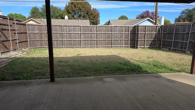 a view of a backyard