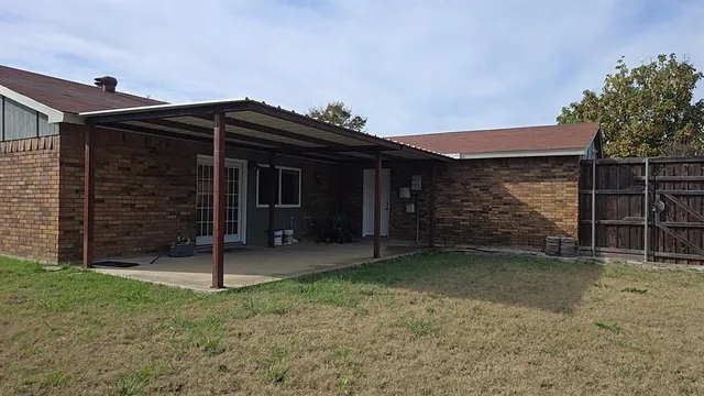 a view of a house with a backyard
