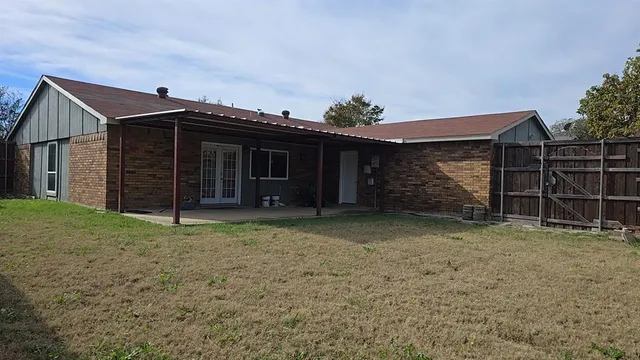 a view of a house with a garage