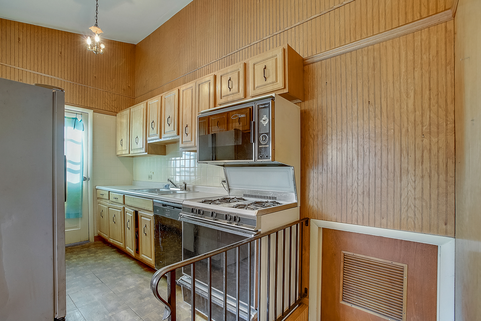 1014 Oak Ridge Road Carpentersville, IL 60110 - Photo 11 of 36 Gallery Image 11