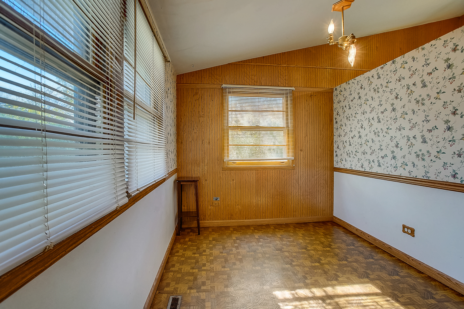 1014 Oak Ridge Road Carpentersville, IL 60110 - Photo 8 of 36 Gallery Image 8
