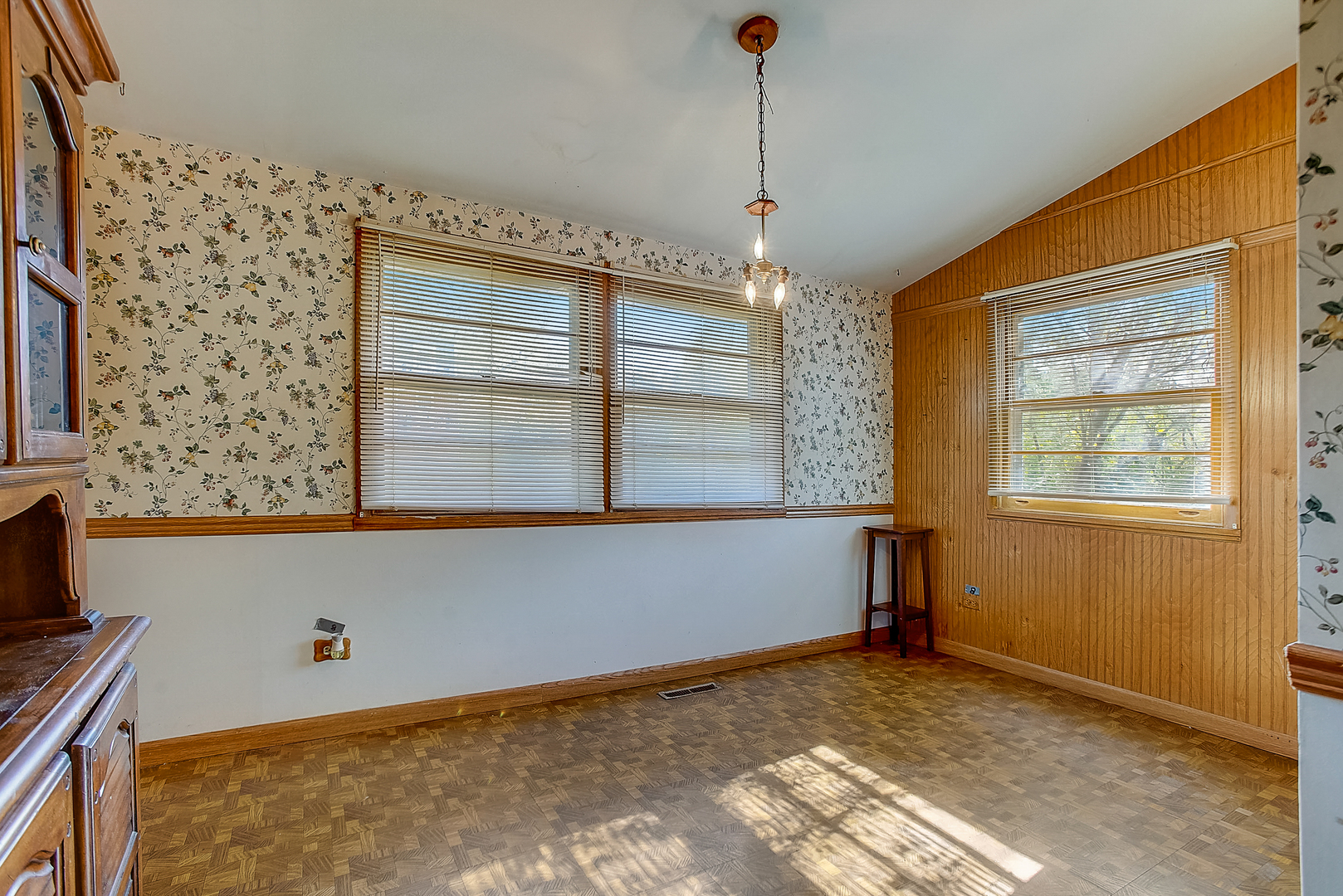 1014 Oak Ridge Road Carpentersville, IL 60110 - Photo 10 of 36 Gallery Image 10