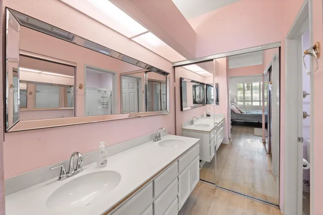 a en suite bathroom with sink and mirror