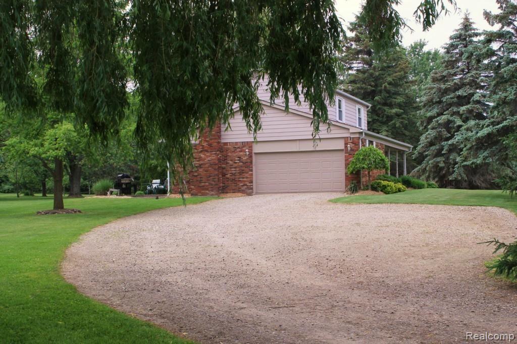 6544 General Squier Road Almont, MI 48003 - Photo 3 of 53 Driveway and side view of home.