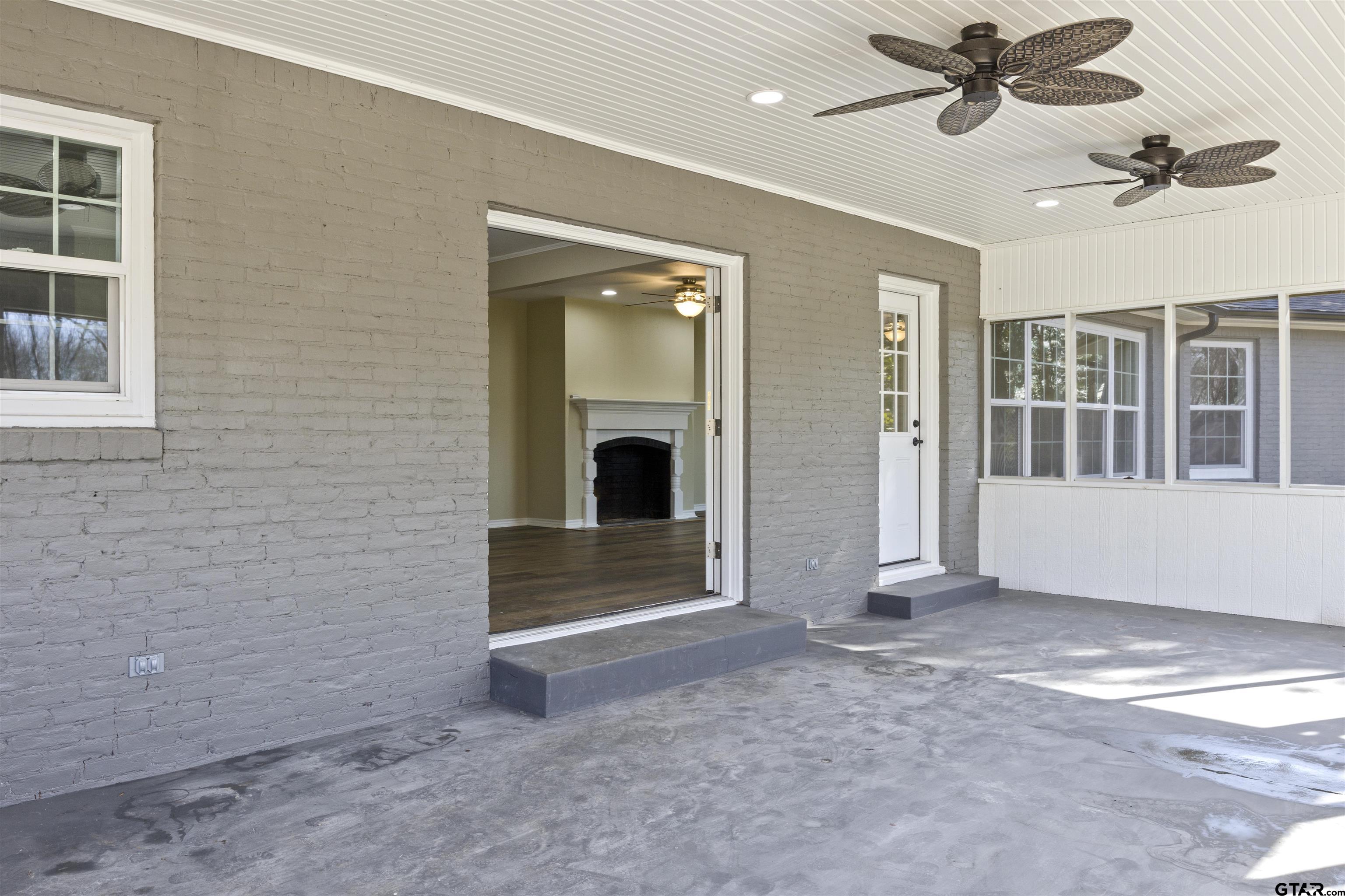 306 Quitman Street Pittsburg, TX 75686 - Photo 27 of 31 en empty room with windows and ceiling fan