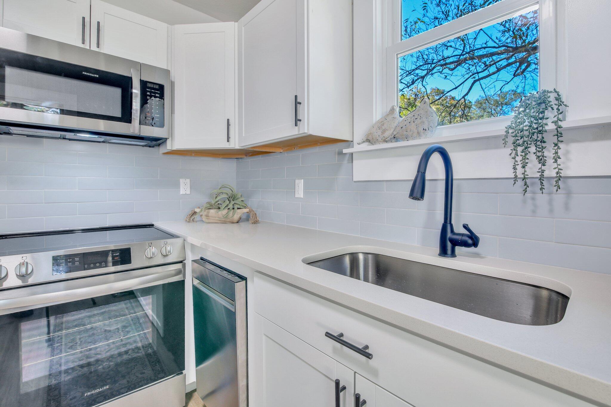 2697 Ranger Drive North Charleston, SC 29405 - Photo 4 of 24 Newly Renovated kitchen