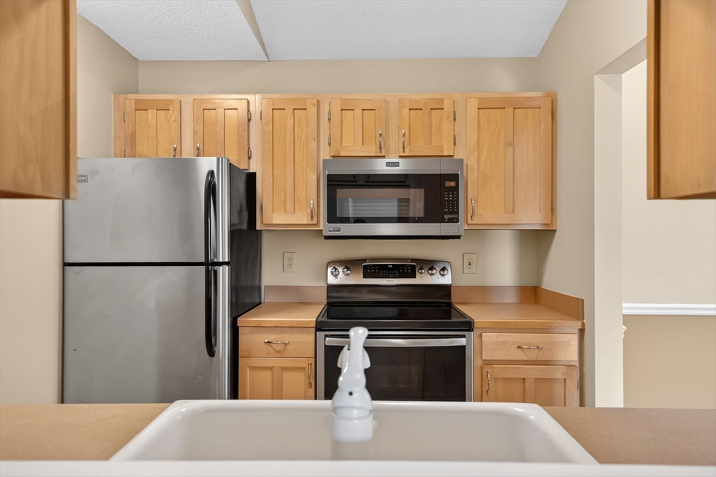 16 Maple Crest Circle, Unit J Holyoke, MA 01040 - Photo 13 of 34