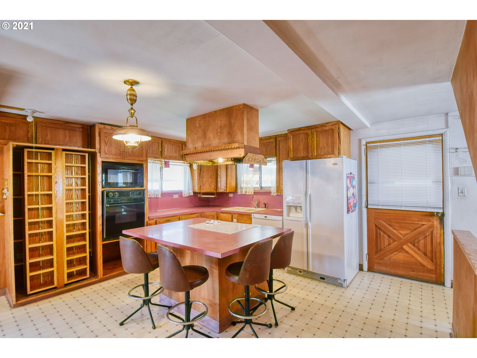 327 Southwest 15th Street Pendleton, OR 97801 - Photo 6 of 24