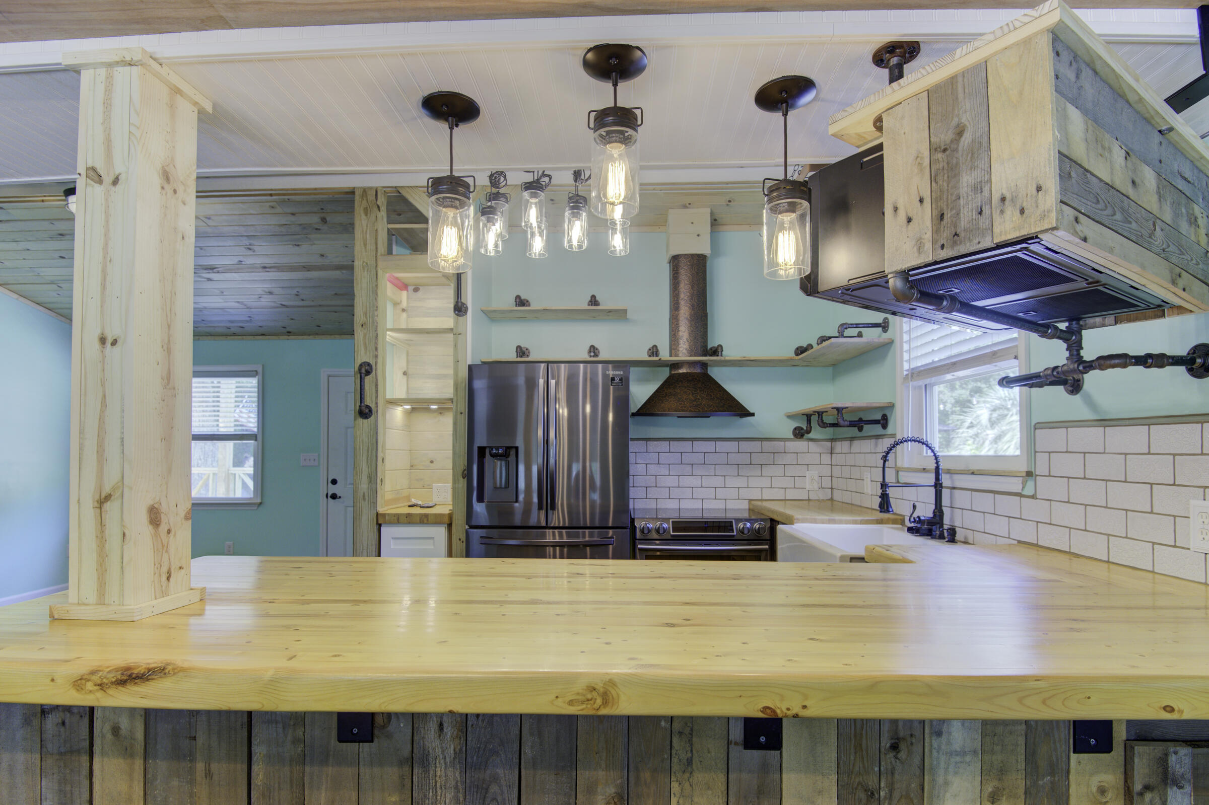 85 Our Street Vernon, FL 32462 - Photo 46 of 66 a kitchen with a table and chairs