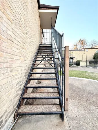 a view of entryway with a front door