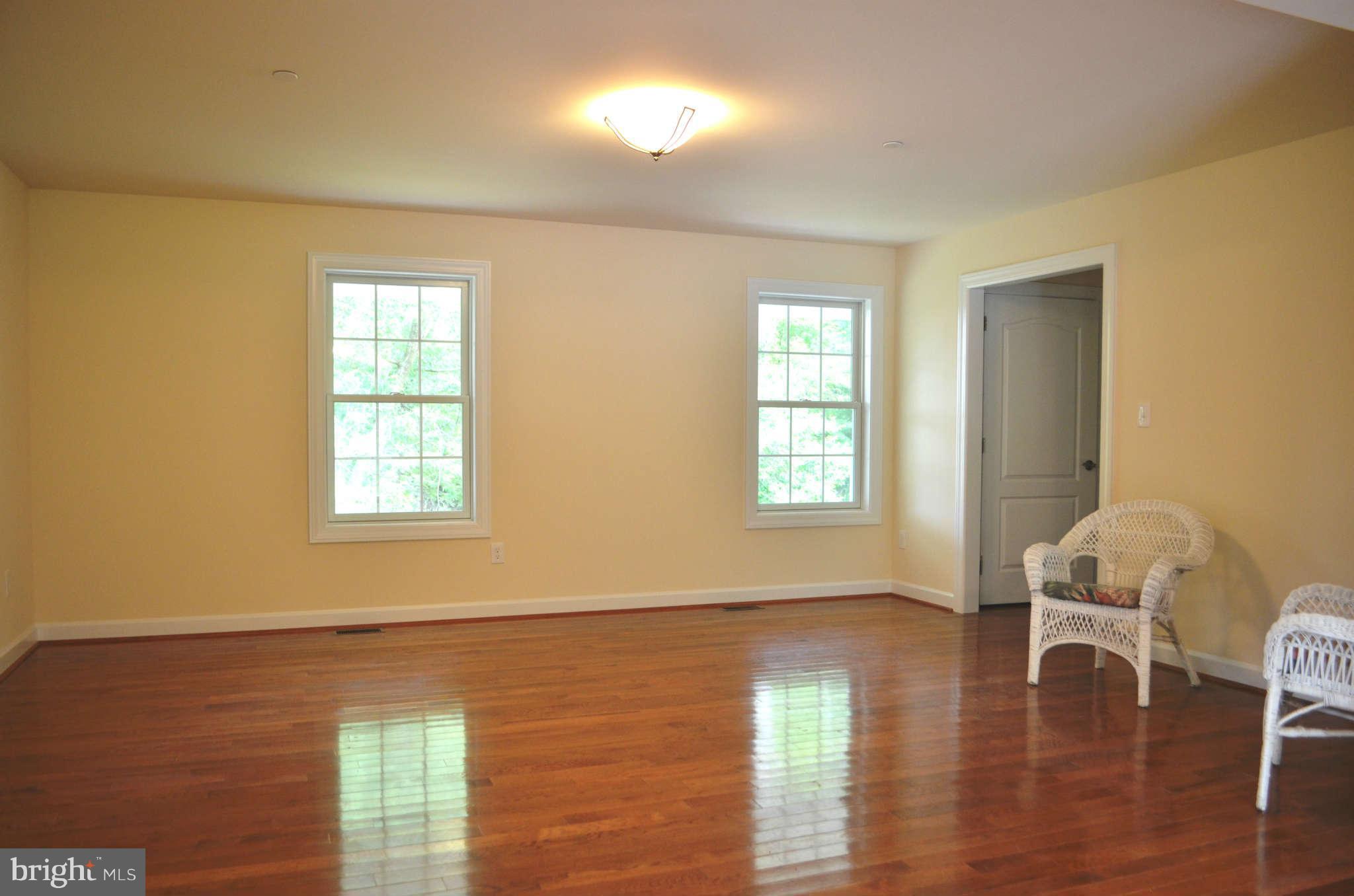 91 Hillside Road Baltimore, MD 21228 - Photo 11 of 30 Living Room