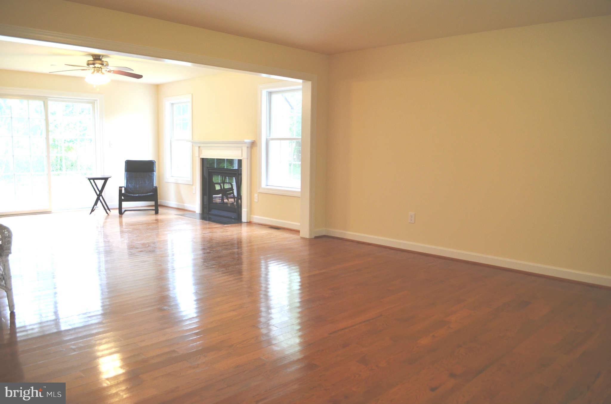 91 Hillside Road Baltimore, MD 21228 - Photo 8 of 30 Living Room