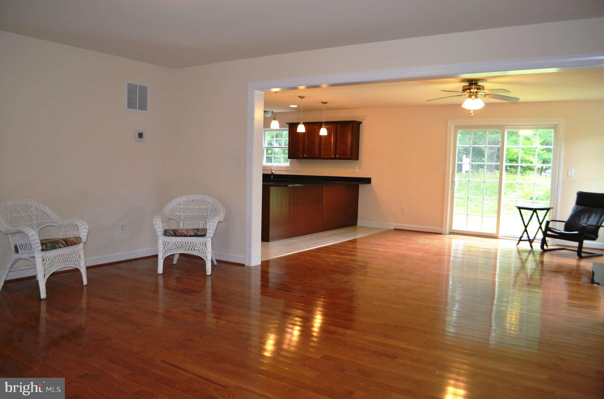 91 Hillside Road Baltimore, MD 21228 - Photo 9 of 30 Living Room