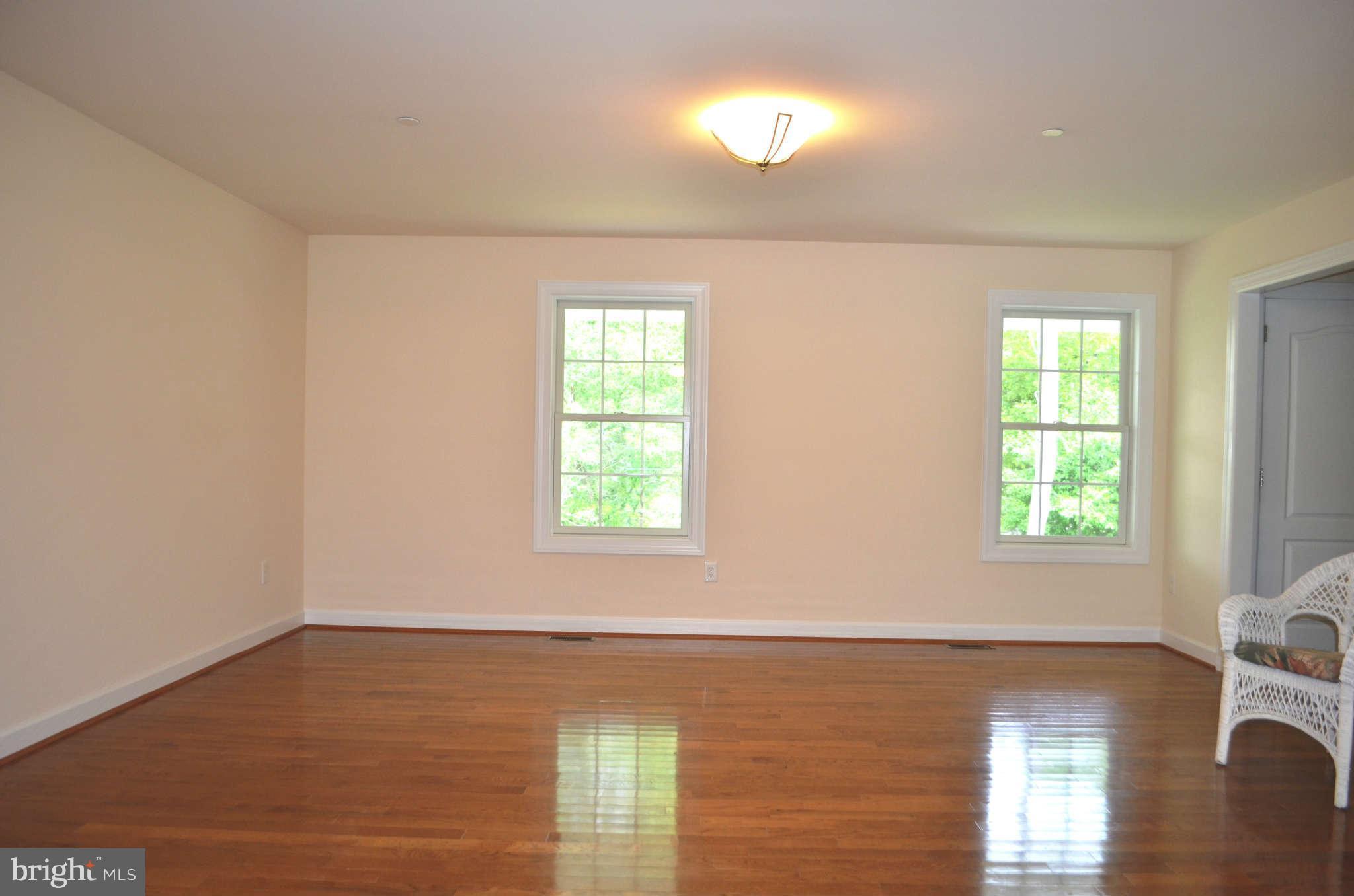 91 Hillside Road Baltimore, MD 21228 - Photo 10 of 30 Living Room