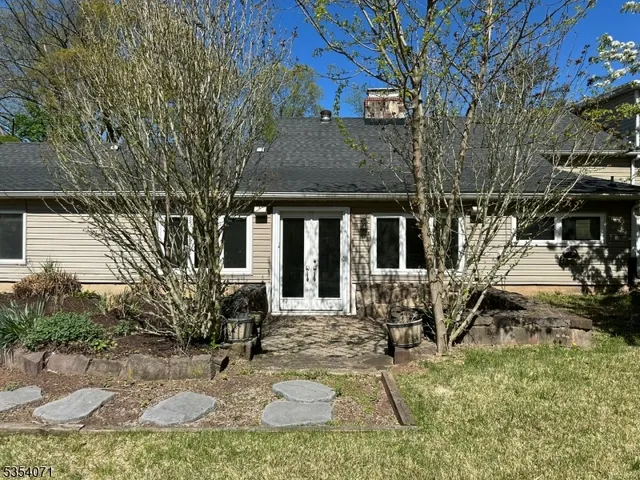 a view of a house with backyard