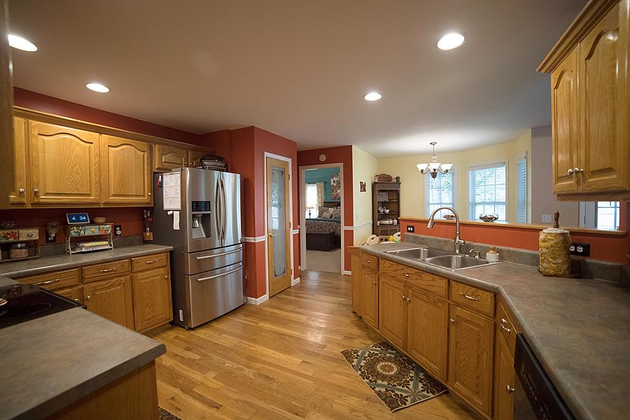 597 Mortons Lake Road Manchester, TN 37355 - Photo 6 of 16 Love to Cook? Or maybe you just Love to Eat! This is the Kitchen for you.