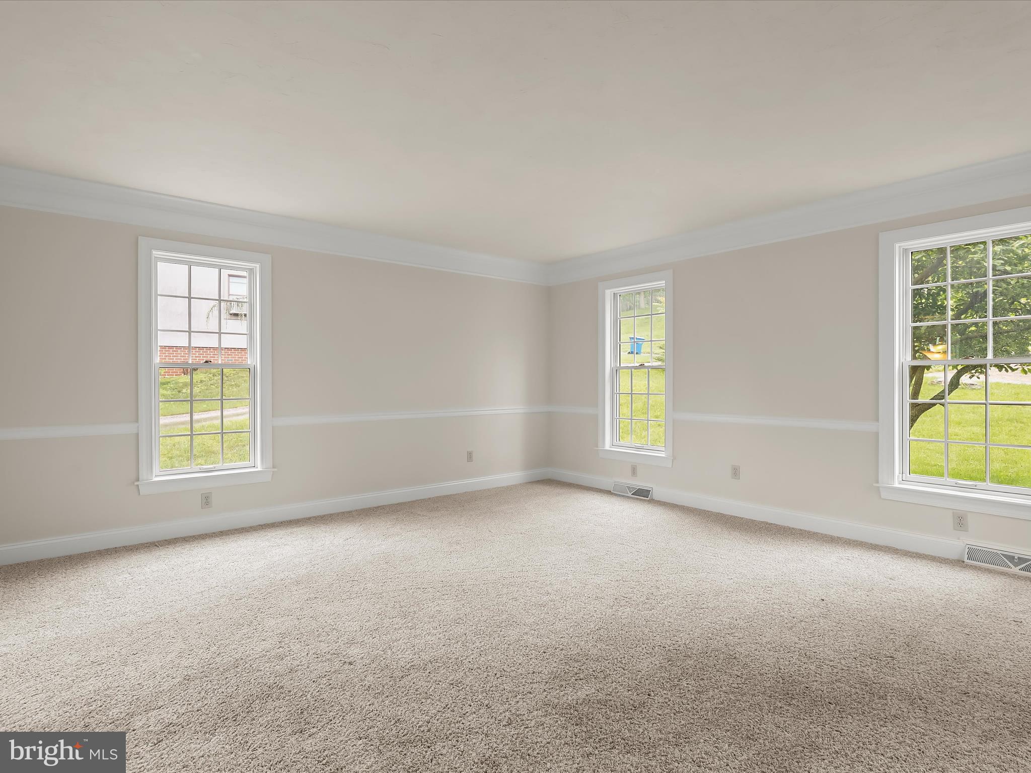 1020 Woodridge Road Red Lion, PA 17356 - Photo 8 of 43 Living Room