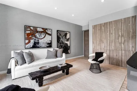$6,799,000 | 2887 Pine Tree Drive, Miami Beach, FL 33140