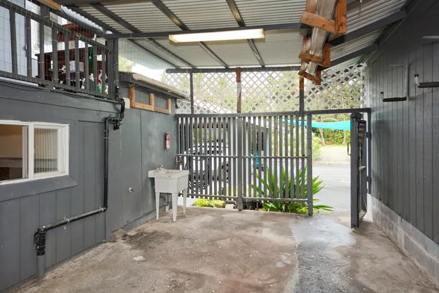 a view of a back yard