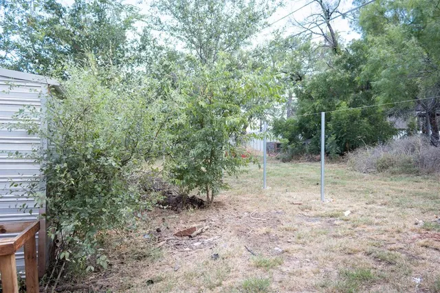 a view of a house with backyard