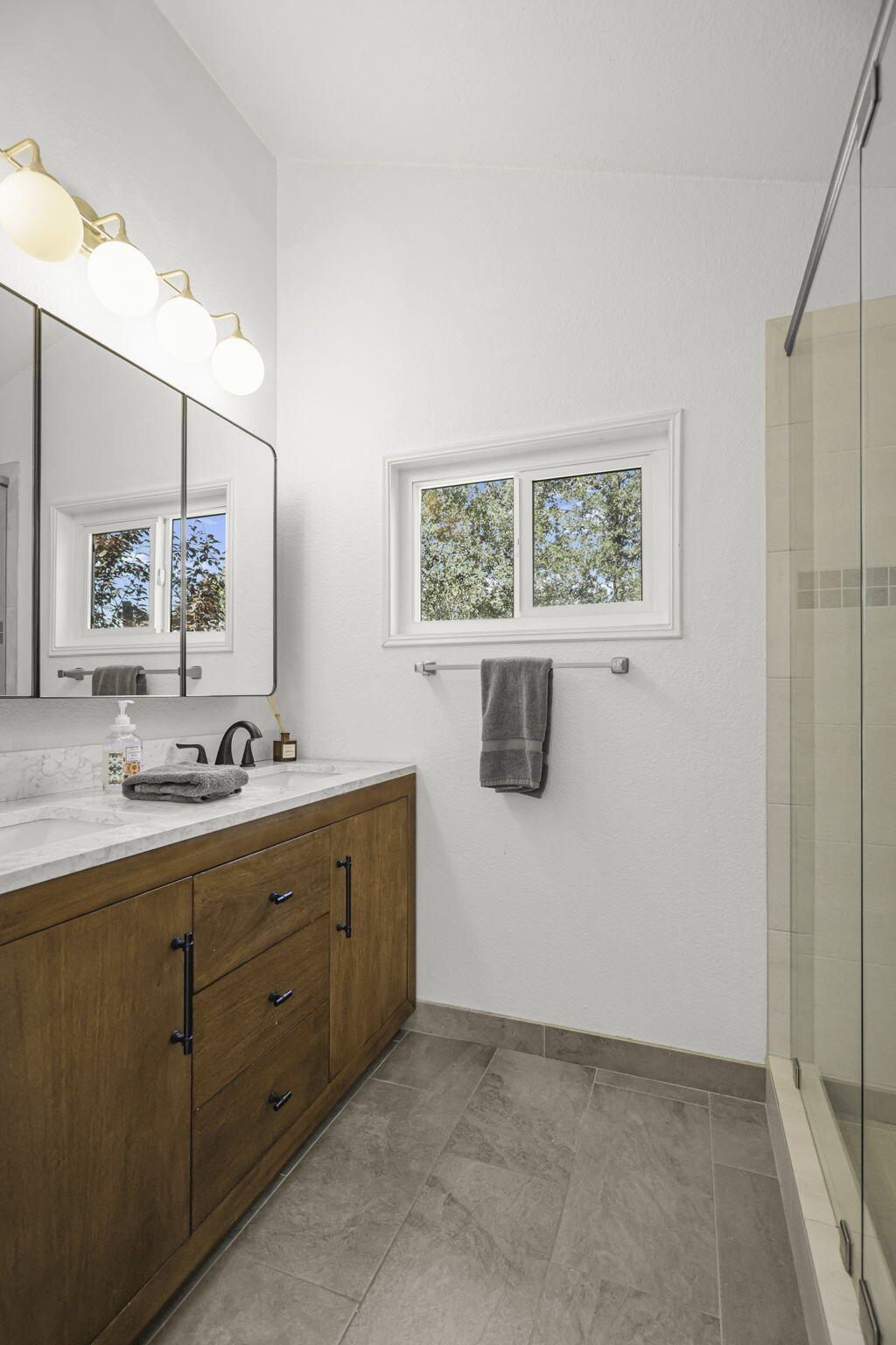 15745 Montgomery Ranch Road Redding, CA 96001 - Photo 20 of 60 Bathroom