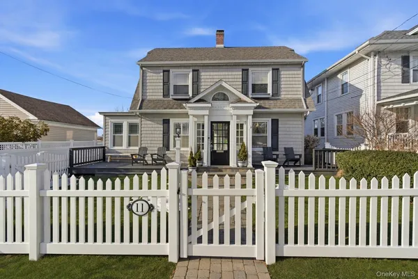 $999,000 | 11 Oakland Street, Huntington, NY 11743