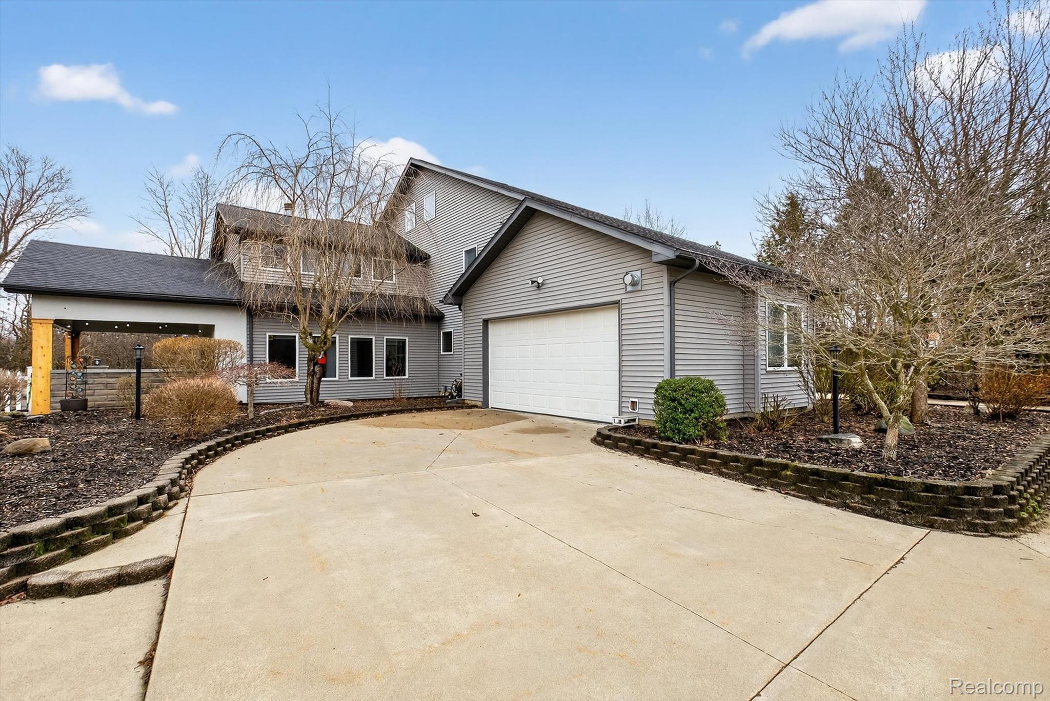 552 North McKinley Road Flushing, MI 48433 - Photo 5 of 98 Traditional home with driveway and a garage
