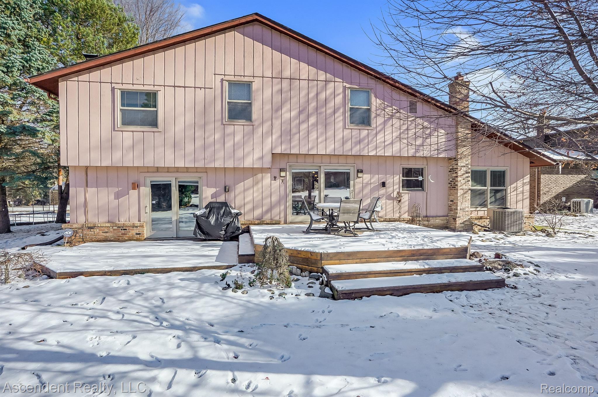 643 Middlebury Lane Rochester, MI 48309 - Photo 27 of 27 View of back of home and tiered deck