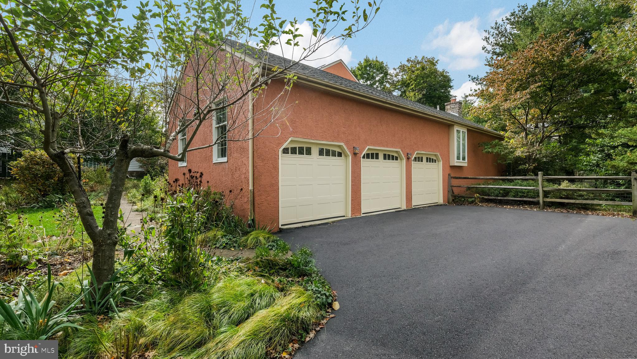 272 Foxchase Lane Doylestown, PA 18901 - Photo 5 of 47 Only 3 Bay Garage in Neighborhood