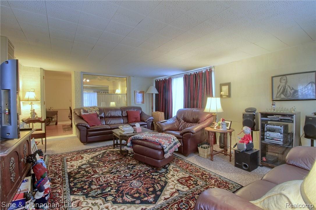 319 Lothrop Road Grosse Pointe, MI 48236 - Photo 14 of 29 16-Family Room 3rd View.jpg