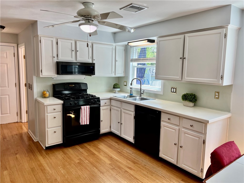 68 Fox Run Cranston, RI 02921 - Photo 5 of 50