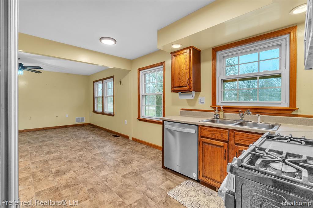 21982 Bell Road New Boston, MI 48164 - Photo 12 of 33