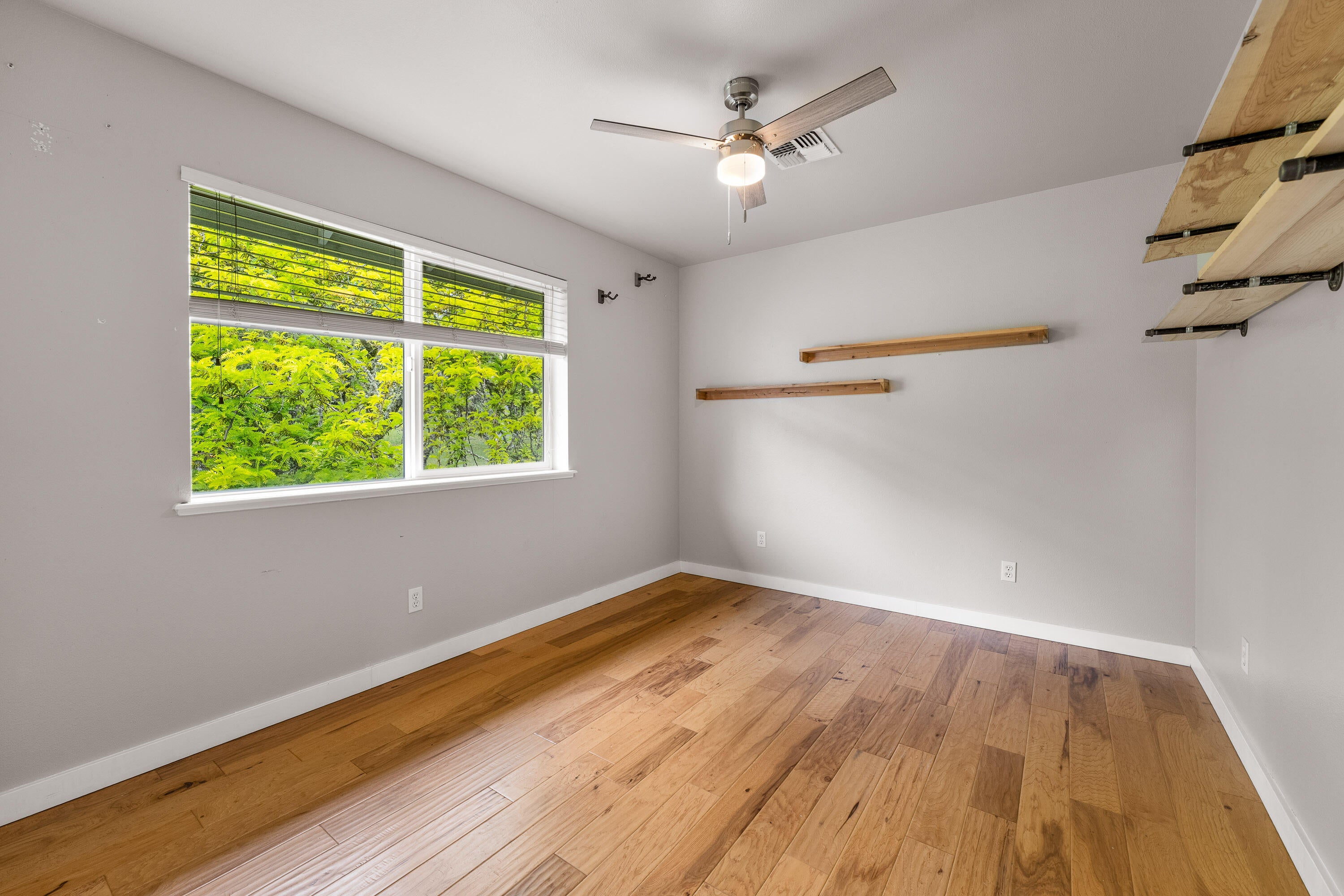 200 Rene Drive Shady Cove, OR 97539 - Photo 13 of 31 Bedroom 1