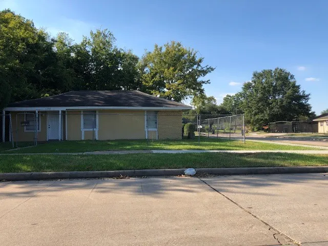 $995 | 10830 Fairland Drive, Houston, TX 77051