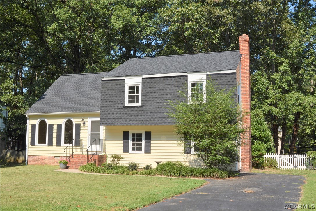 2018 Orangewood Road North Chesterfield, VA 23235 - Photo 1 of 26 front view of house with a yard