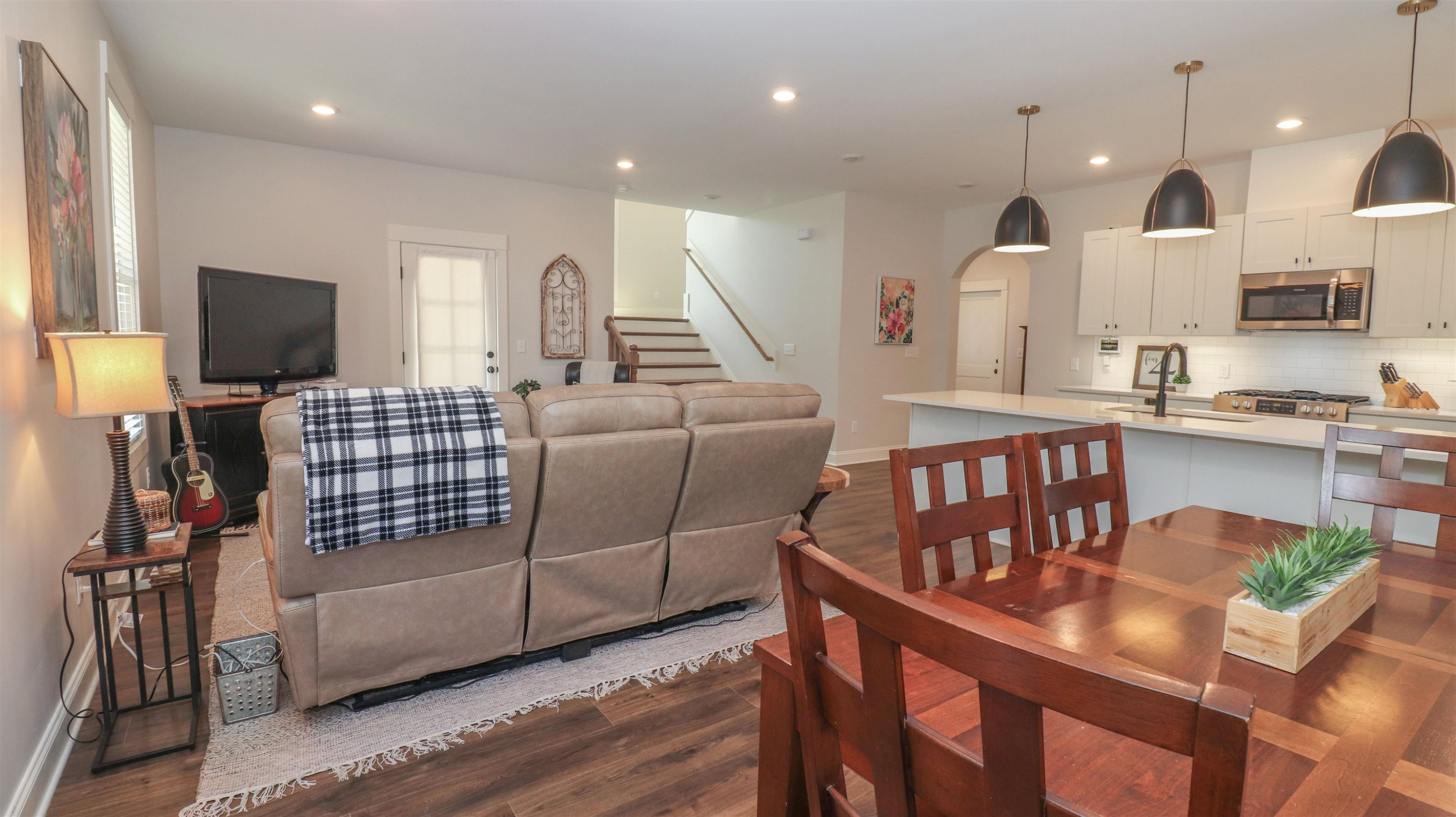 267 West Deaderick Street Jackson, TN 38301 - Photo 7 of 21 a living room with furniture