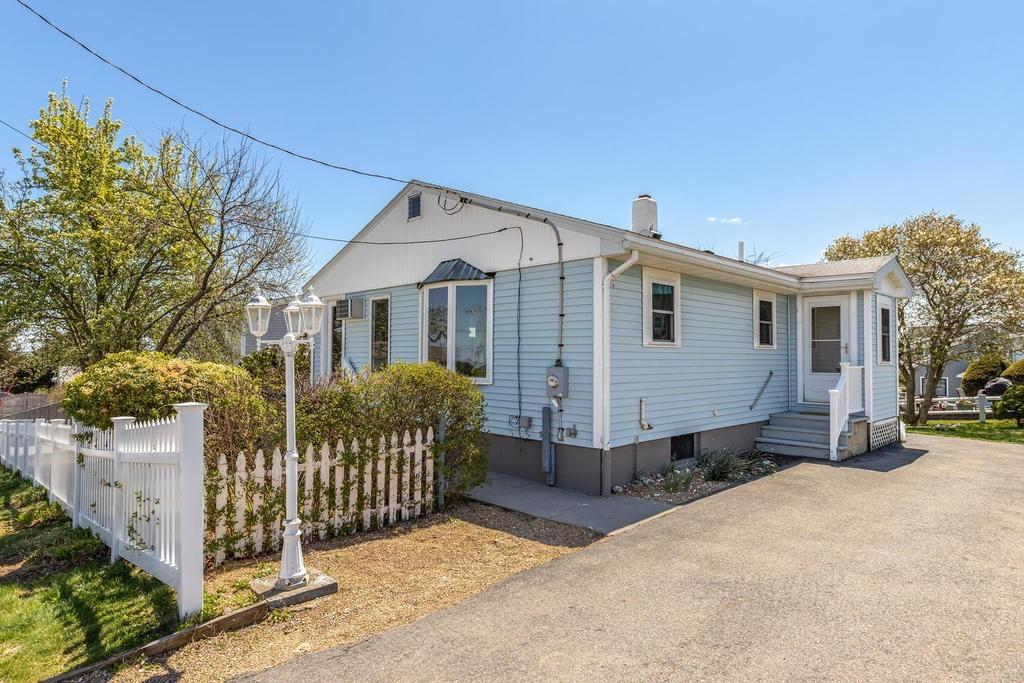 18 Hillside Road Ipswich, MA 01938 - Photo 4 of 38