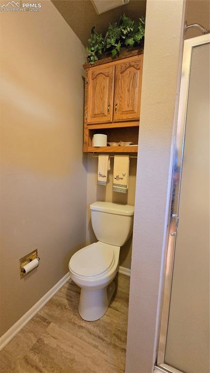 7231 South Webster Street Littleton, CO 80128 - Photo 16 of 44 a bathroom with a toilet and a sink