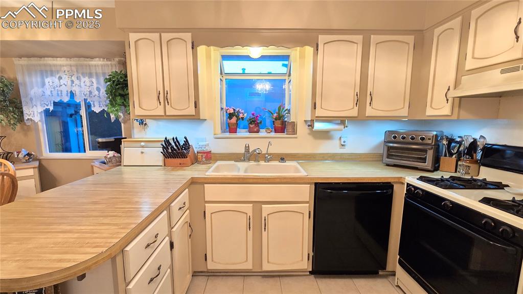 7231 South Webster Street Littleton, CO 80128 - Photo 21 of 44 a kitchen with stainless steel appliances granite countertop a sink a stove and cabinets