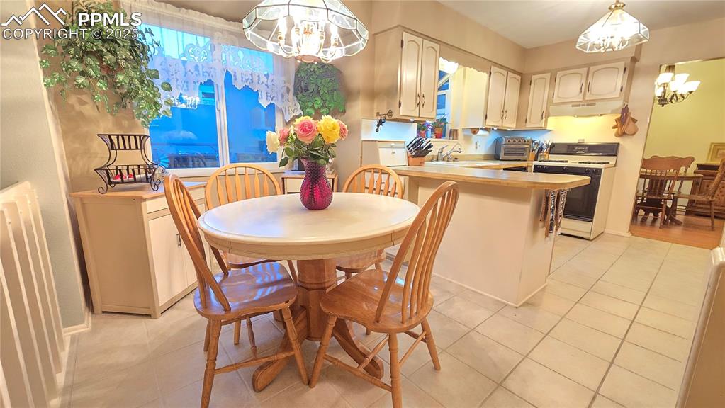 7231 South Webster Street Littleton, CO 80128 - Photo 22 of 44 a dining area with furniture and chandelier