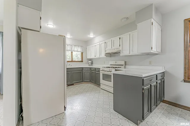 $345,000 | 1598 700th Avenue, Lincoln, IL 62656