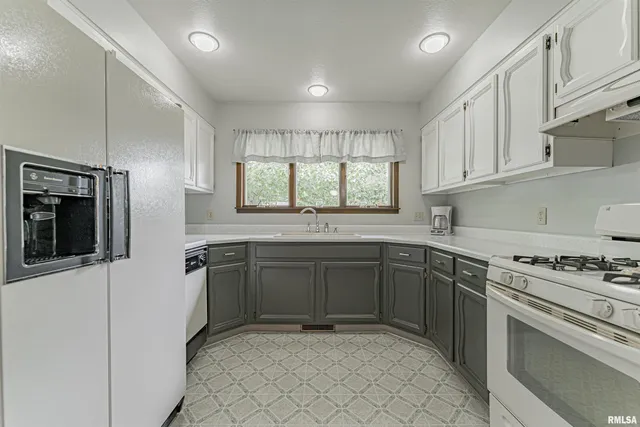 $345,000 | 1598 700th Avenue, Lincoln, IL 62656