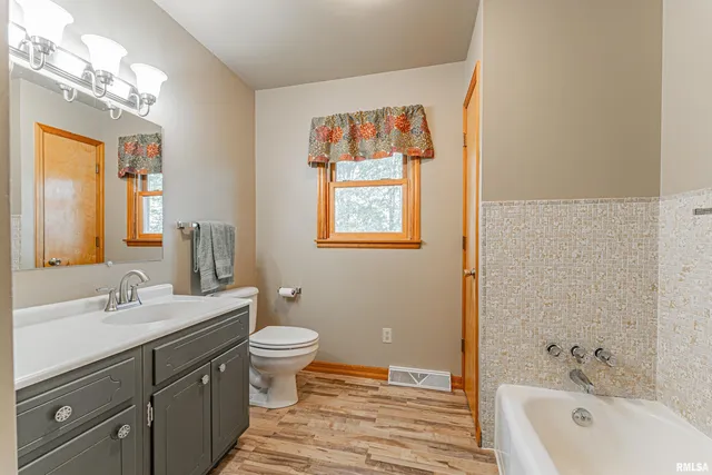 $345,000 | 1598 700th Avenue, Lincoln, IL 62656