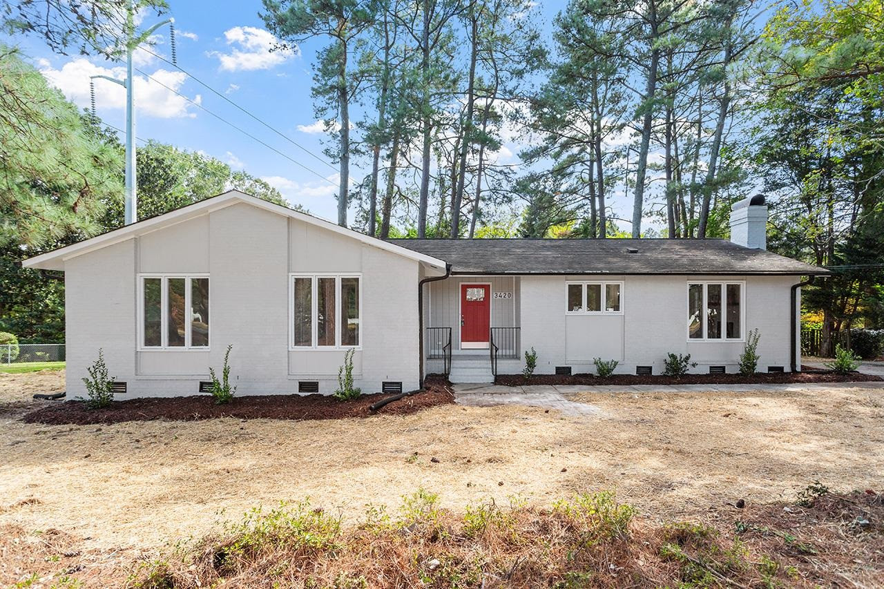 a view of a house with a yard