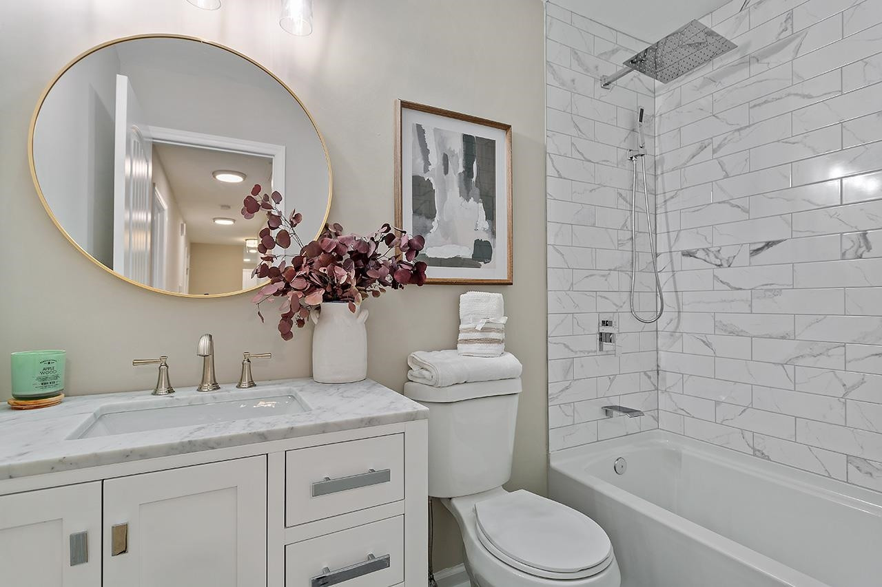 3420 Blue Ridge Road Raleigh, NC 27607 - Photo 8 of 36 a bathroom with a toilet a sink a tub and mirror
